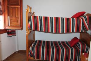 卡皮雷拉Apartamento Rurales Rosendo: Poleo Menta的客房内的一张双层床