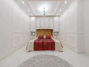 基辅Квартира посуточно в Соломенском районе的一间卧室配有一张红色床罩的床