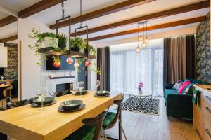 什切尔克Apartament Marron - Skrzyczne的厨房以及带桌子和沙发的客厅。