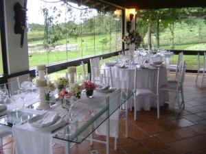 科鲁帕Tureck Garten Hotel的一间享有美景的带白色桌椅的用餐室
