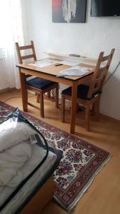 美因茨Appartement Altstadt Mainz的一张带两把椅子的木桌和地毯