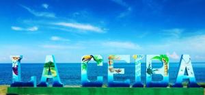 拉塞瓦艺术装饰海滩酒店的海滩标志,背景是海洋