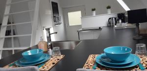 费尔普Appartement Klein Waldeck的厨房在柜台上摆放着两个蓝色碗