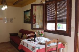 卡皮雷拉Apartamentos Rurales Rosendo: La Orquídea的客房设有桌子、沙发、桌子和椅子。
