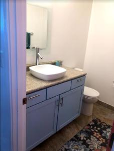 科迪亚克Aquamarine Suites的一间带水槽和卫生间的浴室
