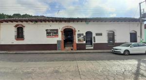 圣克里斯托瓦尔-德拉斯卡萨斯Hosteria Del Virrey - B&B的前面有停车位的建筑