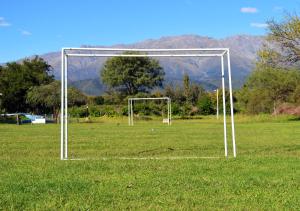 拉斯罗萨斯Cabañas Tintihuasi的足球在山地的背景中的目标
