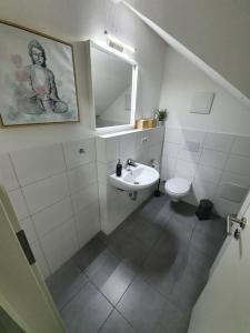 纽伦堡White Pearl Hostel 2的白色的浴室设有水槽和卫生间。