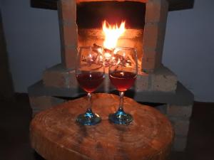 圣奥古斯丁Posada Chaska的壁炉前的桌子上放着两杯葡萄酒
