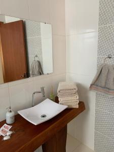 圣加布里埃尔Hotel Zona Sul的浴室设有白色水槽和镜子