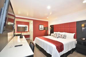 洛杉矶好莱坞传奇酒店的酒店客房,设有一张红色墙壁的床