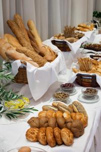 罗希姆诺艾琪尔顿宫酒店的一张桌子上面有很多不同类型的面包