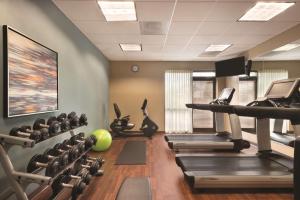 霍夫曼庄园Hyatt Place Chicago Hoffman Estates的健身房设有跑步机和一排健身器材