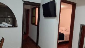 萨兰托apartamento tejares de Salento的墙上配有平面电视的房间