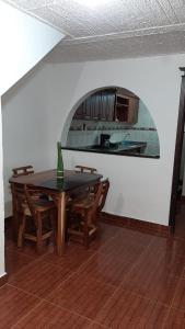 萨兰托apartamento tejares de Salento的一间带桌椅的用餐室和一间厨房