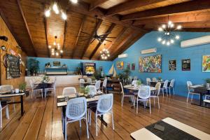 因尼斯费尔堡礁因尼斯费尔汽车旅馆的餐厅设有木制天花板和桌椅
