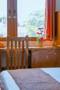 奥隆阿波酒馆酒店 的一张木椅,旁边是桌子,上面有植物