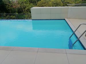 比勒陀利亚Regency Apartment Hotel Menlyn的大楼内的一个蓝色海水游泳池