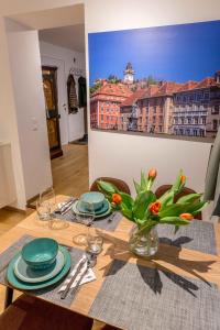 格拉茨Charming 45m2 Apartment in Heart of Graz的一张餐桌,上面有花瓶