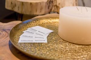 格拉茨Schlossberg - Apartment的一张带蜡烛的桌子上带两张卡片的盘子