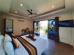 茶云莱海滩Baan Sawan Samui Resort的一间卧室配有一张大床和吊扇