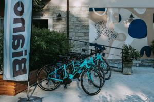 梅尔戈佐Casa della Capra的停在大楼旁边的一群自行车
