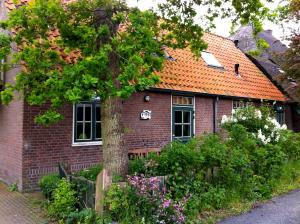 赫鲁特De Windroos | Atelier Aan Zee的红砖房子,有橙色屋顶