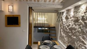昂蒂布Charmant studio vieil Antibes的配有桌椅和床的房间