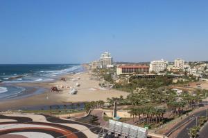 荷兹利亚BBusiness Class Marina Herzliya的享有海滩、建筑和大海的景色