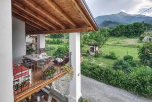 Peveragno潘迪住宿加早餐旅馆的房屋的阳台享有风景。
