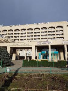 比什凯克Seven Hotel Bishkek的一座大建筑,上面有标志