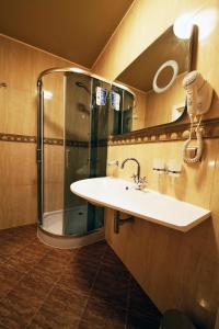 阿利萨酒店的一间浴室