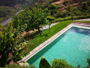 梅桑弗里乌Quinta Barqueiros D'Ouro - Casa da Música的享有游泳池的顶部景致,毗邻河流