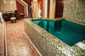 下诺夫哥罗德银钥匙酒店的一个带大型游泳池的浴室