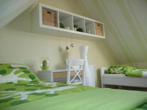 格拉尔-米里茨Ferienwohnung Seeanemone I的卧室配有1张床、1张桌子和1把椅子