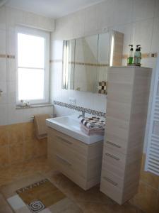 格拉尔-米里茨Ferienwohnung Seeanemone I的一间带水槽和镜子的浴室