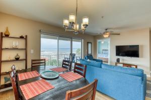 纳瓦拉Navarre Beach Sunset Condo的一间带桌子和蓝色沙发的用餐室