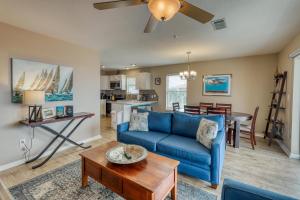 纳瓦拉Navarre Beach Sunset Condo的客厅配有蓝色的沙发和桌子