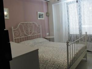 韦斯卡尔Casa El Minarete的一间卧室设有一张床和一个窗口