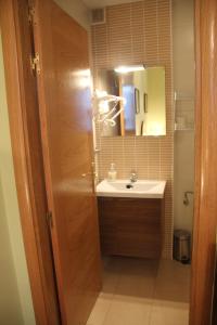 厄尔巴拉克Hostal Maury的一间带水槽和镜子的浴室