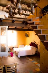 塞拉德洛斯帕德雷斯El Granero的一间带大床和楼梯的卧室