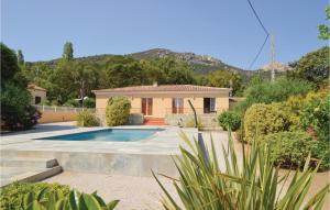 阿尔加约拉Awesome Home In Algajola With Wifi的庭院中带游泳池的房子