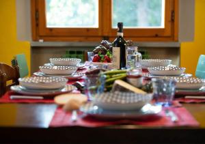 波吉奥的圣多纳托Vintage 70s Home的餐桌,带食物盘和一瓶葡萄酒
