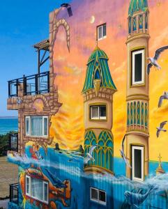 垦丁大街恋海126 海滩旅栈 的建筑一侧的壁画