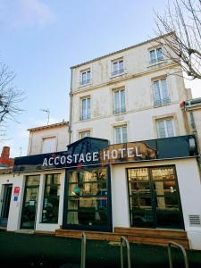 拉罗谢尔Accostage Hôtel Plage de la Concurrence的大楼一侧的Aacassette酒店