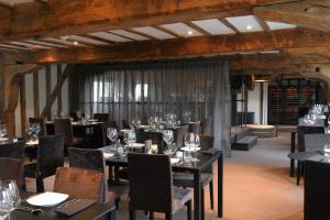 Tuddenham Mill Luxury Hotel餐厅或其他用餐的地方