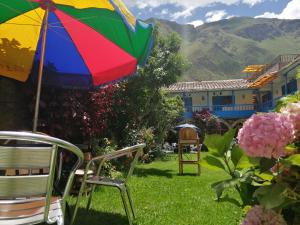 奥兰太坦波拉斯珀尔特达斯旅馆的坐在院子顶上的彩伞