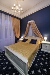 卡罗维发利阿利萨酒店的一间卧室配有一张特大号床和吊灯