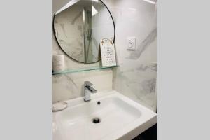 巴黎StTUDIO Champs Elysées的一间带水槽和镜子的浴室