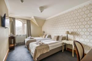华沙巴雷托瓦大街美国之家酒店的酒店客房设有两张床和窗户。